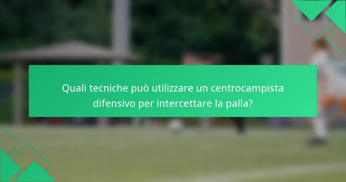 Quali tecniche può utilizzare un centrocampista difensivo per intercettare la palla?